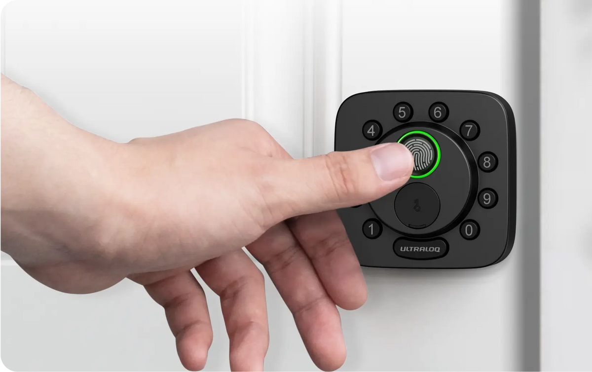 
Using fingerprint to unlock with ULTRALOQ Bolt SE

